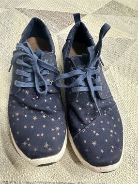 TOMS Navy Star Print Lace-Up Sneakers | Women’s 8